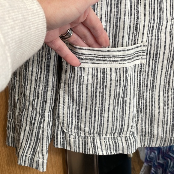 Maurice’s Large navy and white linen blend blazer pockets and front button - Picture 4 of 10